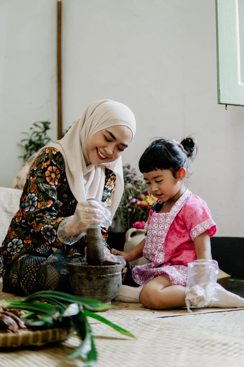 Ria Ricis dan Moanna Tumbuk Kunyit Bareng: Momen Manis di Remen Jawi