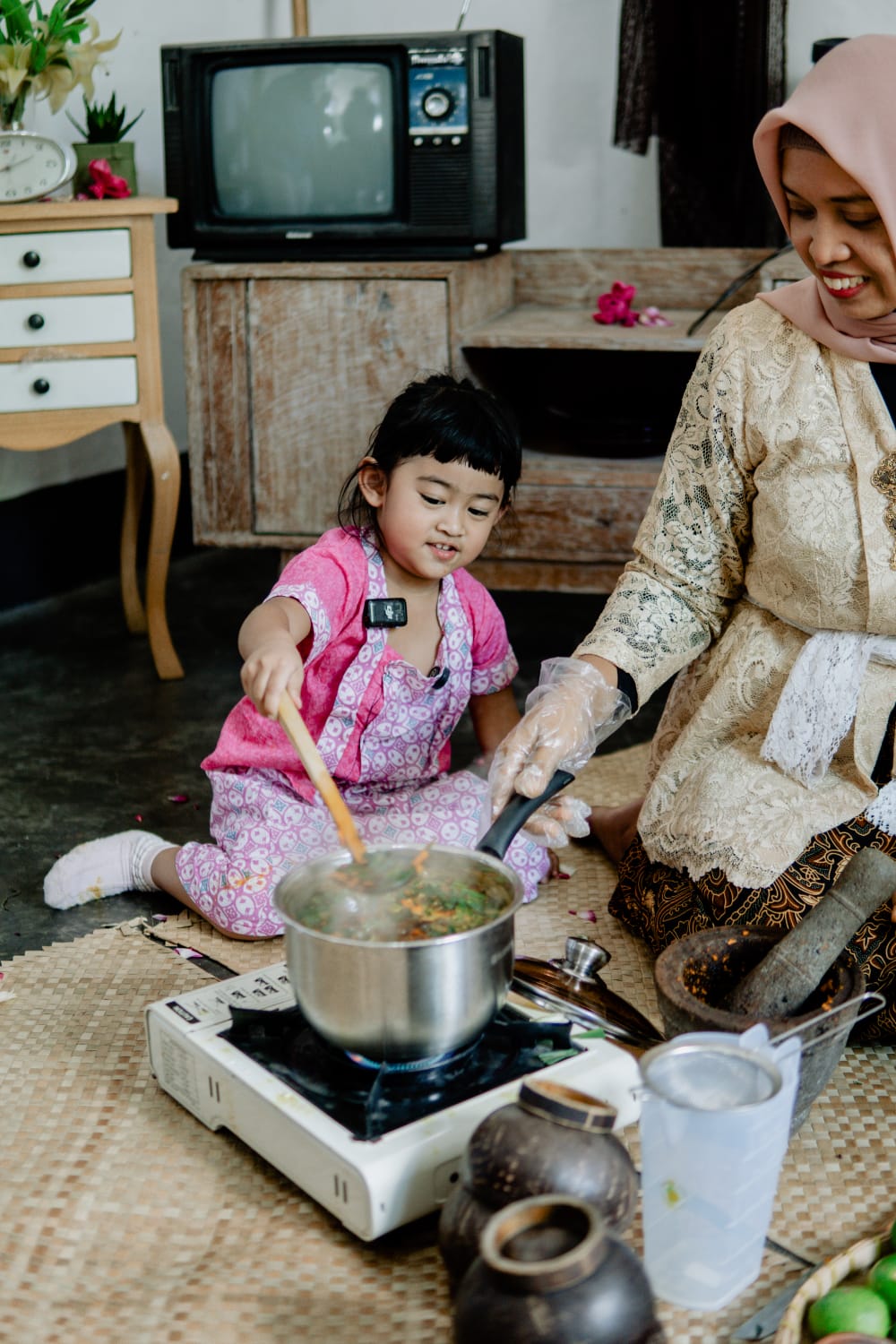 Moanna Coba Masak Kunyit Asam, Tunjukkan Bakatnya